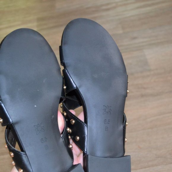 NWOB BCBGeneration Dana Edgy Studded Black and Gold Leather Sandal Size 6.5 - Picture 6 of 8